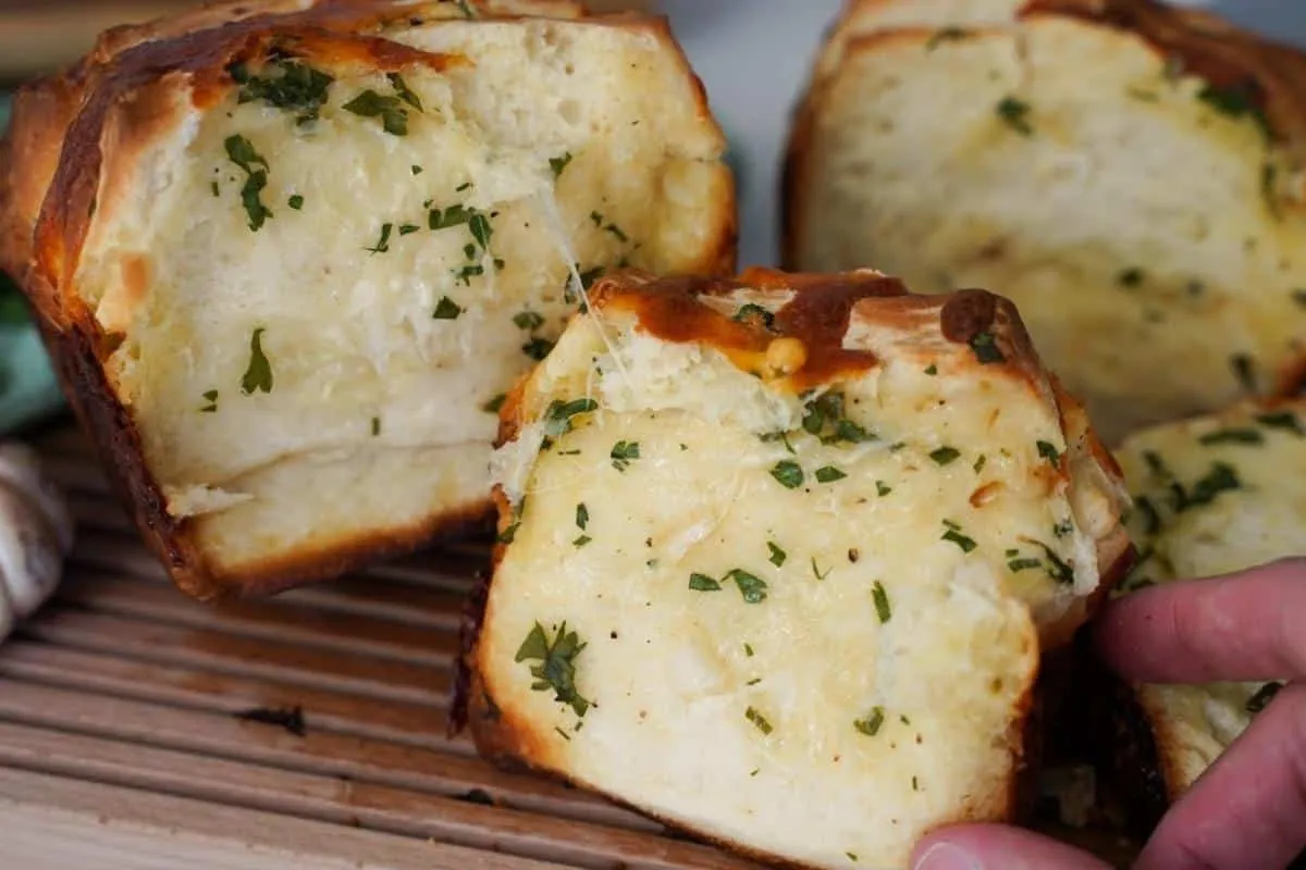 Pão de alho perfeito para acompanhar seu churrasco de fim de