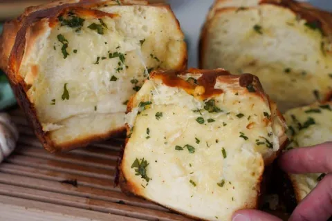 Pão de alho perfeito para acompanhar seu churrasco de fim de