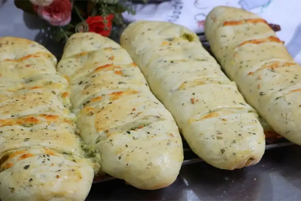 Pão de alho recheado com bastante queijo e creme temperado,