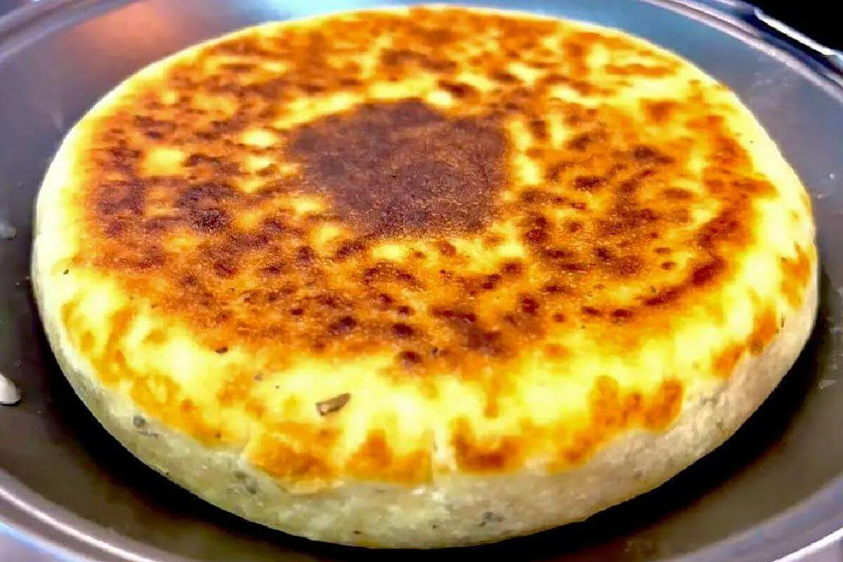 Pão de batata com queijo na frigideira é meu lanche da tarde