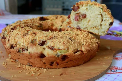 Pão de calabresa fofinho e recheado feito no liquidificador 