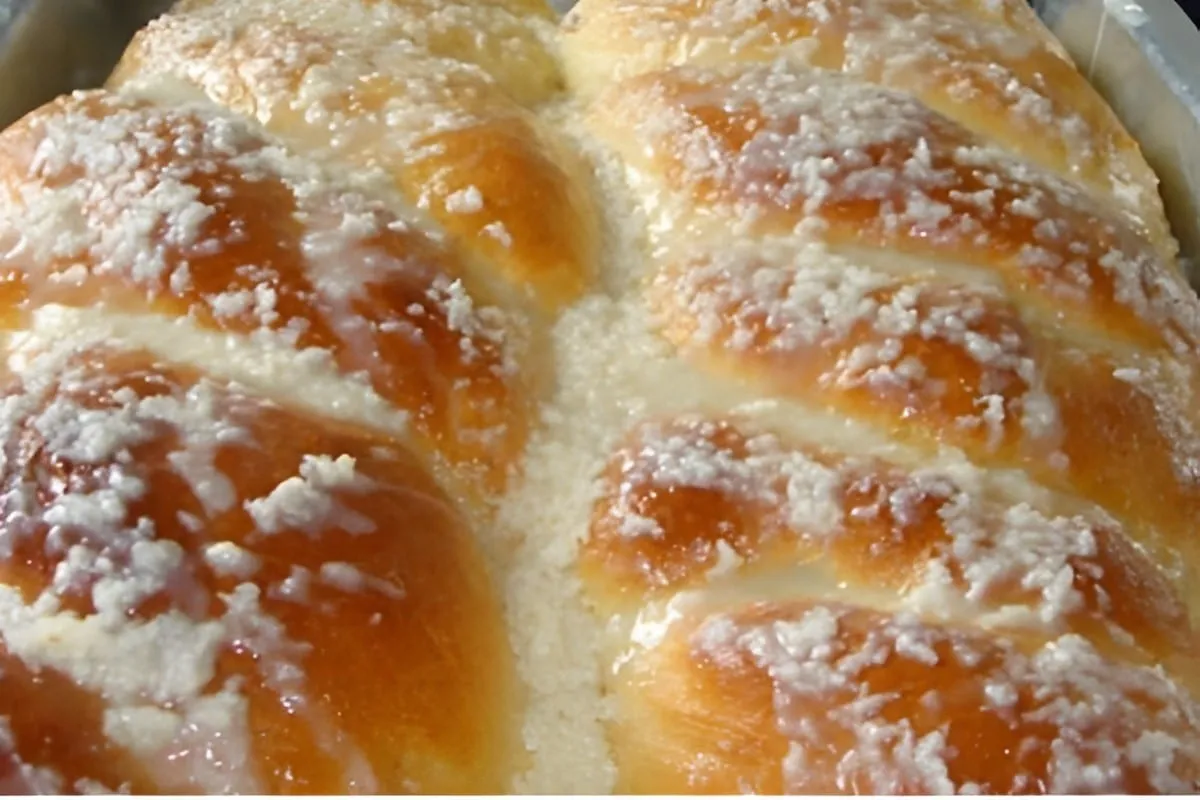 Pão de coco de padaria um pão doce com cobertura para fazer