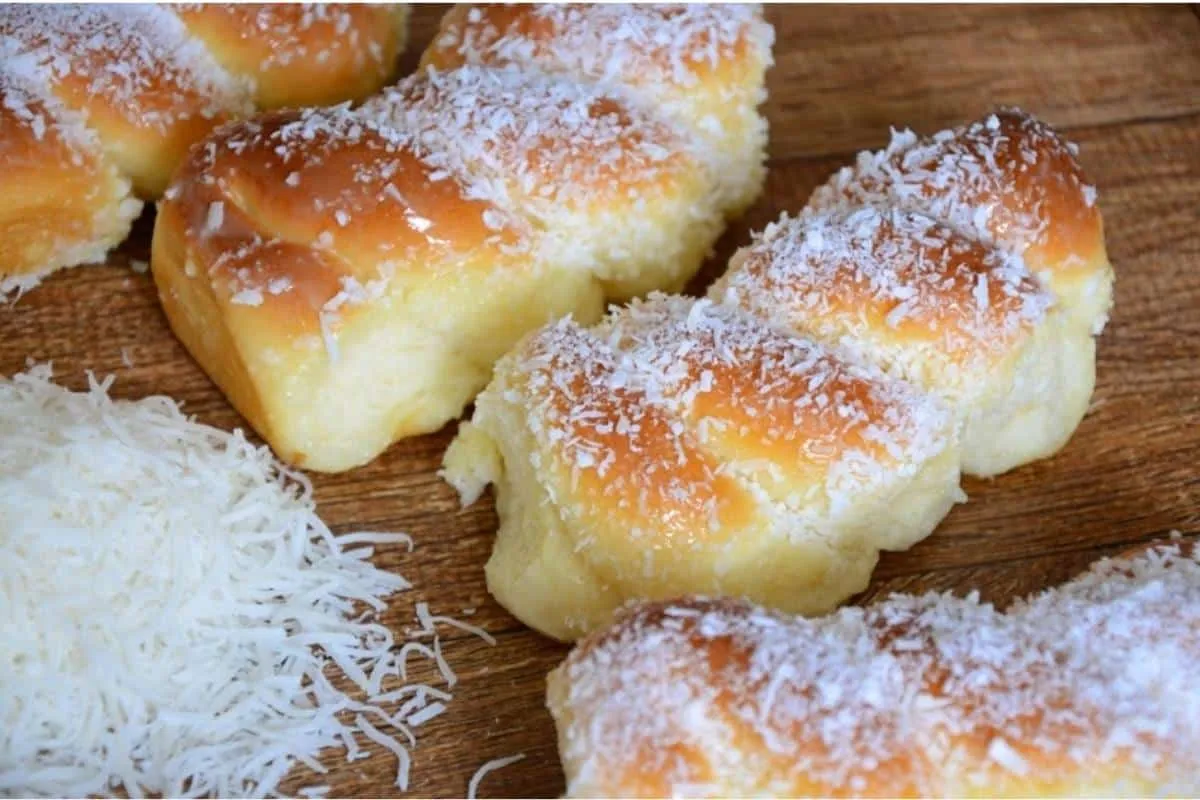 Pão de coco tão macio e fofinho que parece um pedaço de algo