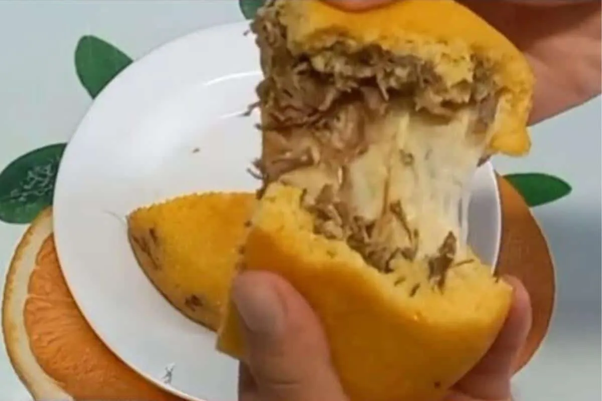 Pão de flocão recheado com carne e queijo fácil de preparar