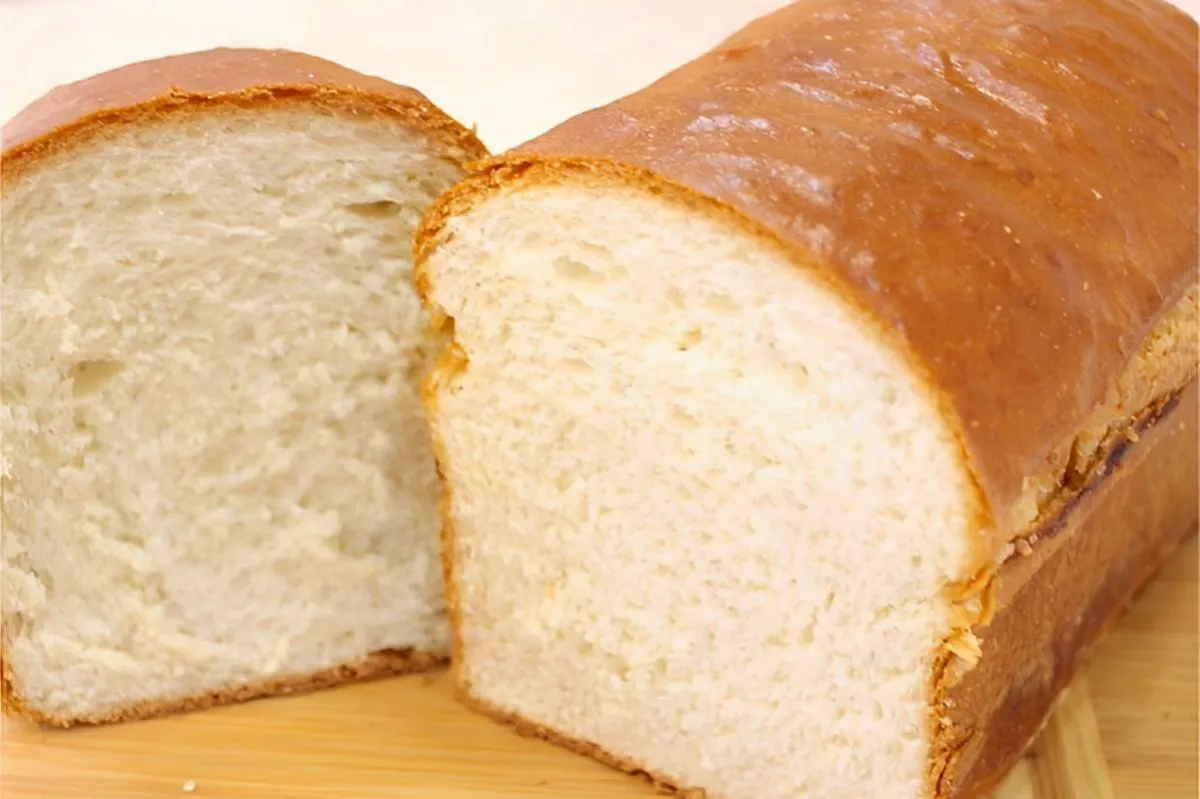 Pão de forma caseiro muito fofinho feito com ingredientes si