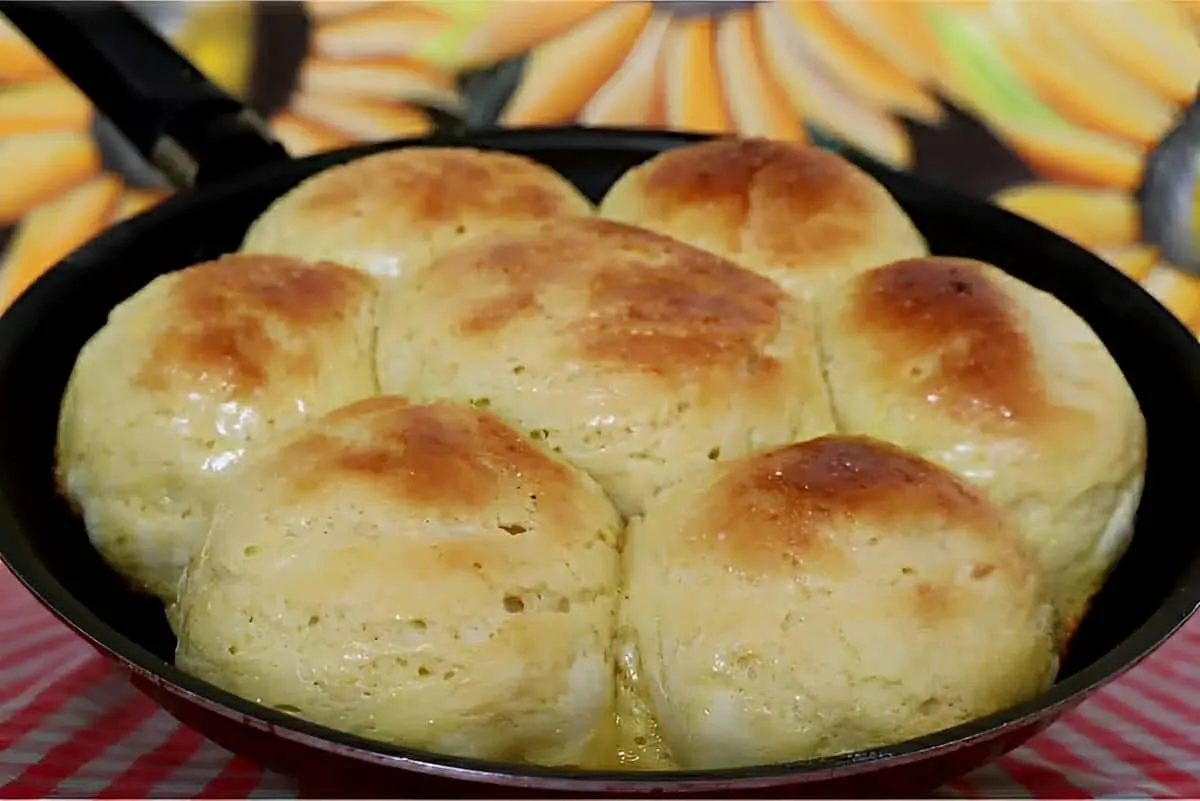 Pão de frigideira fofinho e delicioso que fica pronto em ape