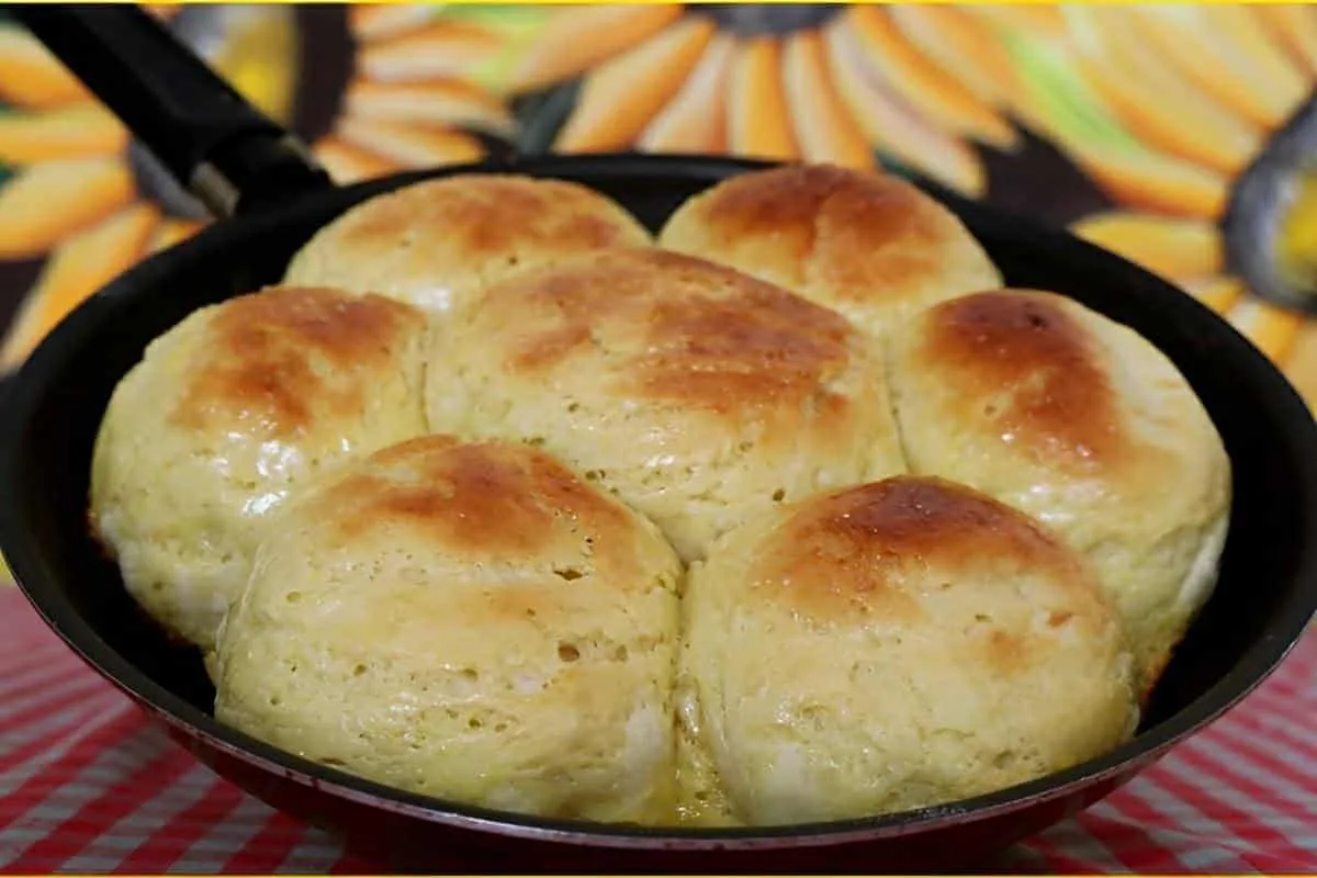 Pão de frigideira para comer no seu café da manhã quentinho