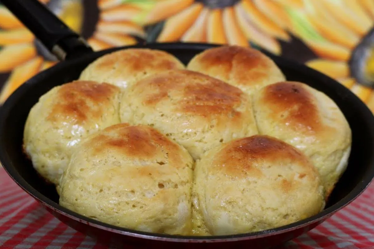 Pão de frigideira super fofinho e macio que fica pronto em m