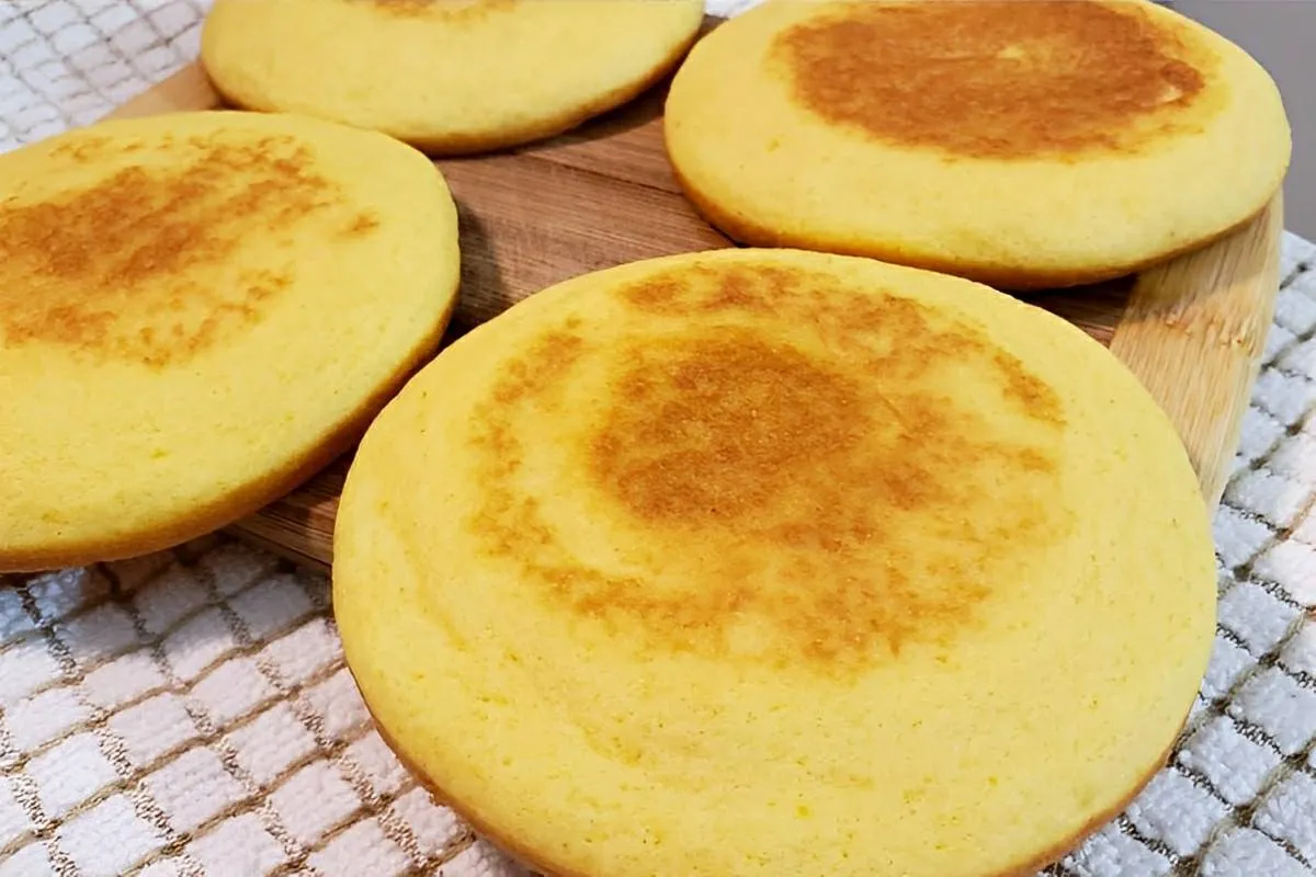 Pão de fubá de frigideira não precisa sovar e fica pronto em