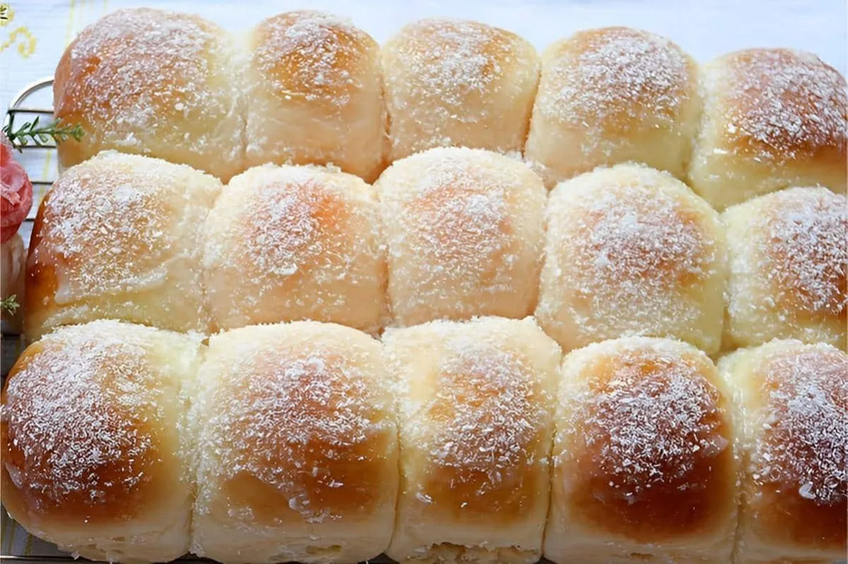 Pão de leite condensado com cobertura de coco uma delícia pa