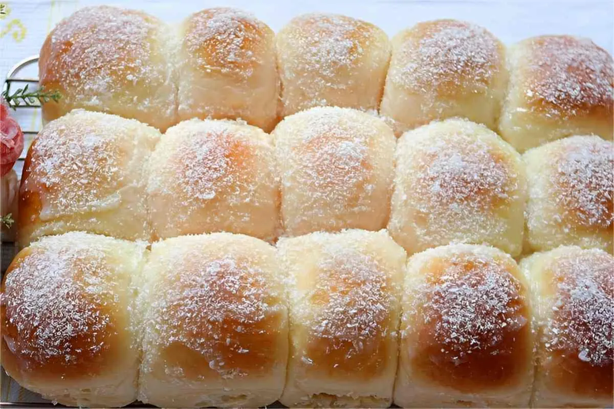 Pão de leite condensado fofinho e delicioso com cobertura de
