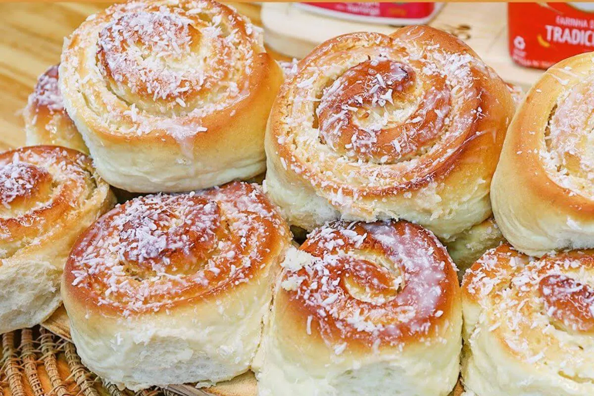 Pão de leite recheado com coco e leite condensado é de comer