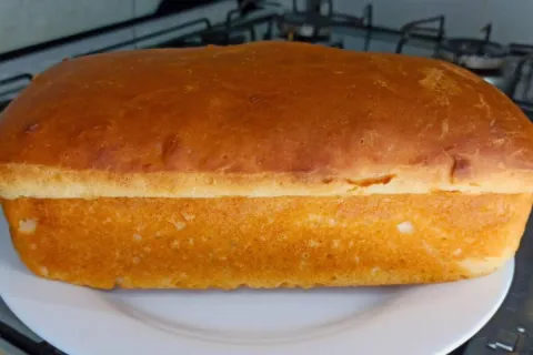 Pão de liquidificador para comer hoje quentinho no café da t