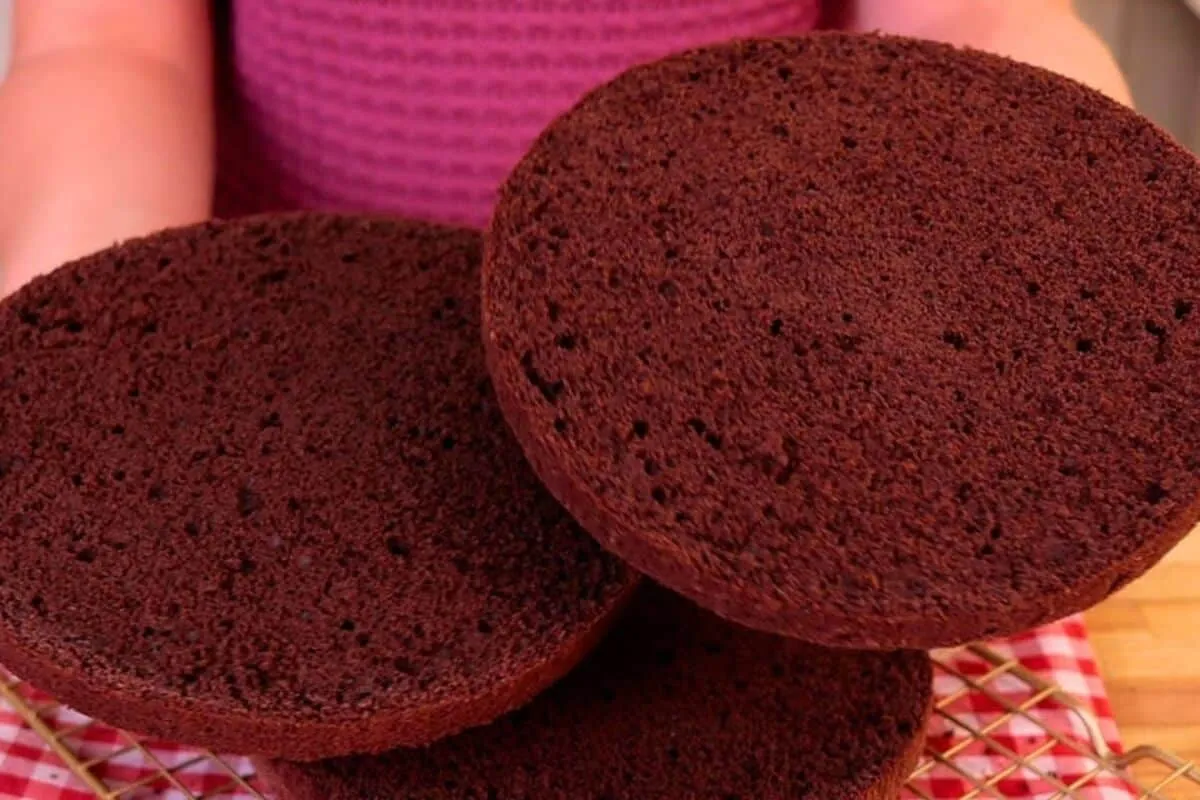 Pão de ló de chocolate fofinho: com 4 ingredientes, sem leit