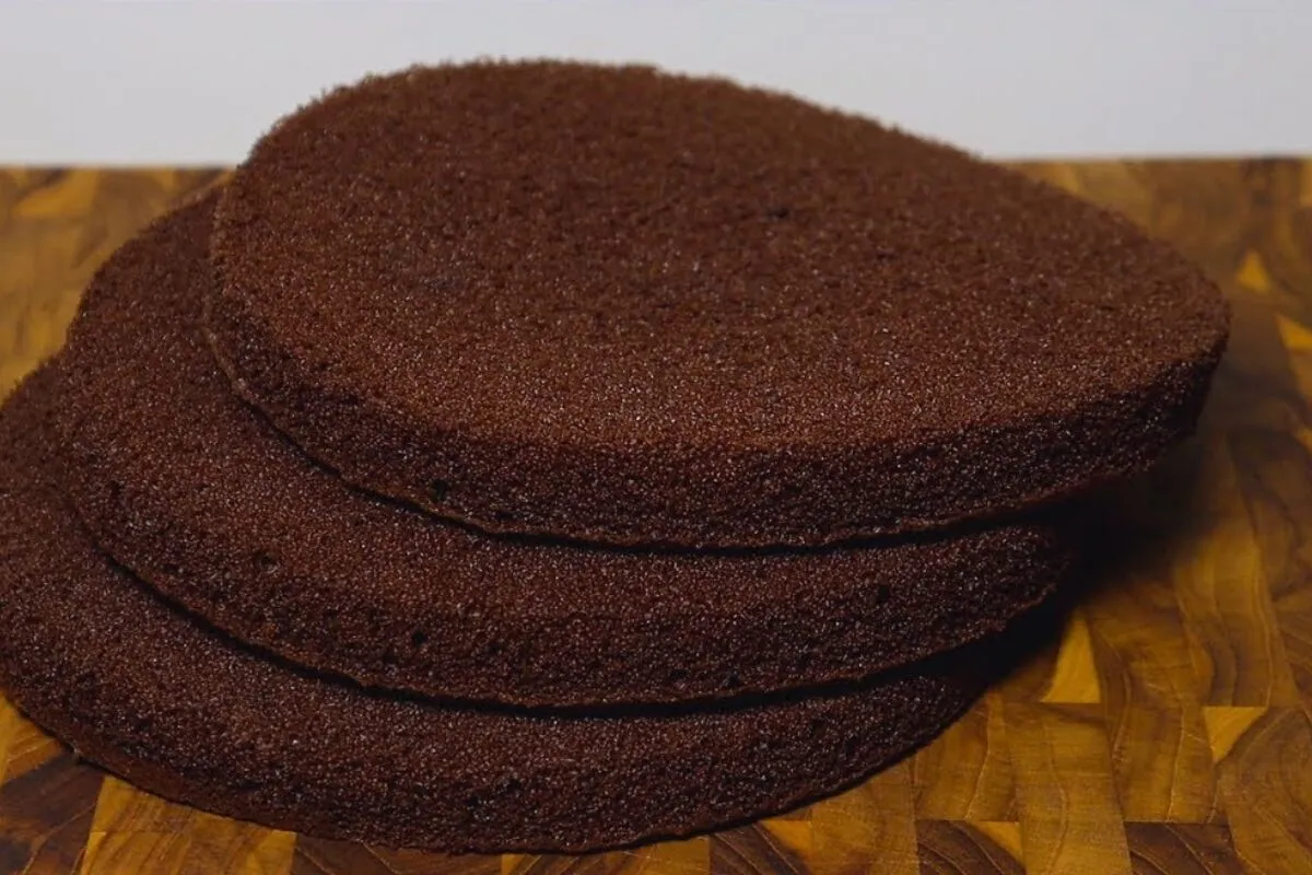 Pão de ló de chocolate macio e delicioso: não quebra nem rac