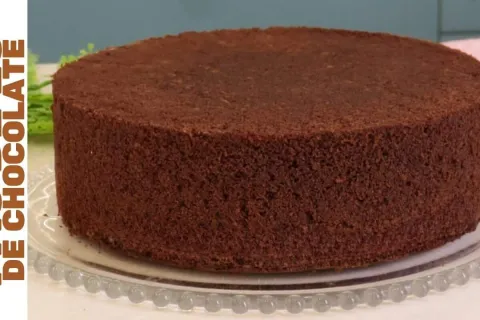 Pão de ló de chocolate perfeito: enorme, estruturado e super