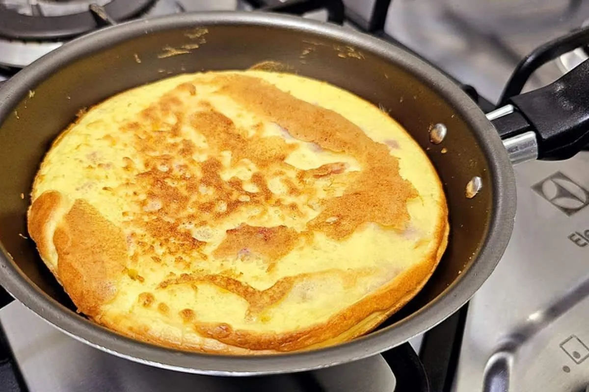 Pão de maisena recheado feito na frigideira que fica ótimo p