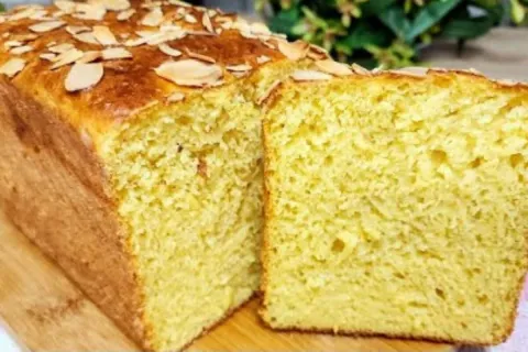 Pão de milho caseiro para comer quentinho com manteiga derre