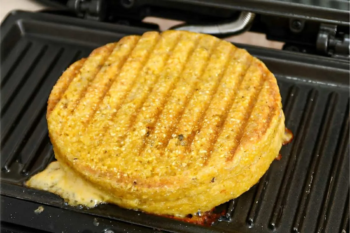 Pão de milho em 3 minutos feito com flocão na sanduicheira o
