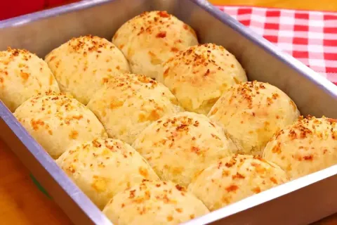 Pão de queijo amanteigado muito macio e com sabor marcante, 