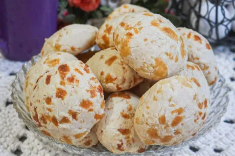 Pão de queijo com 3 ingredientes feito de forma fácil e rápi