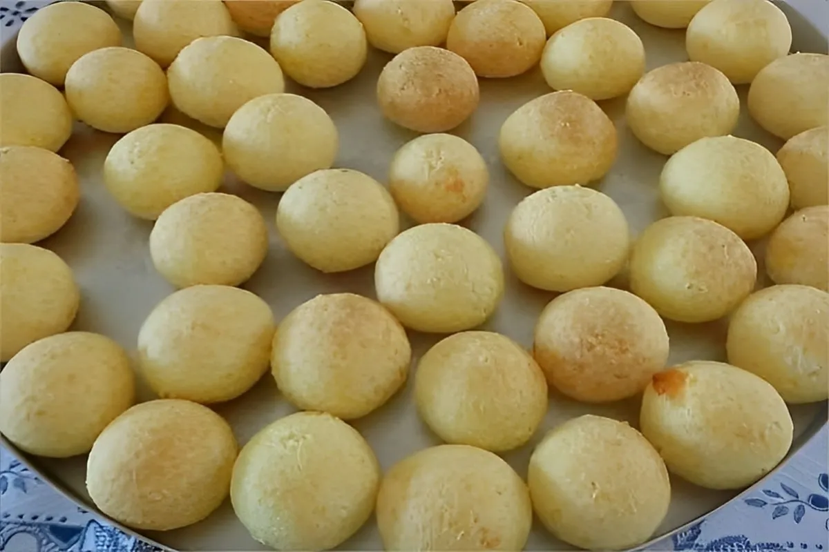 Pão de queijo com apenas 3 ingredientes simples é só mistura