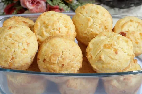 Pão de queijo com fermento de bolo fofinho que vai surpreend