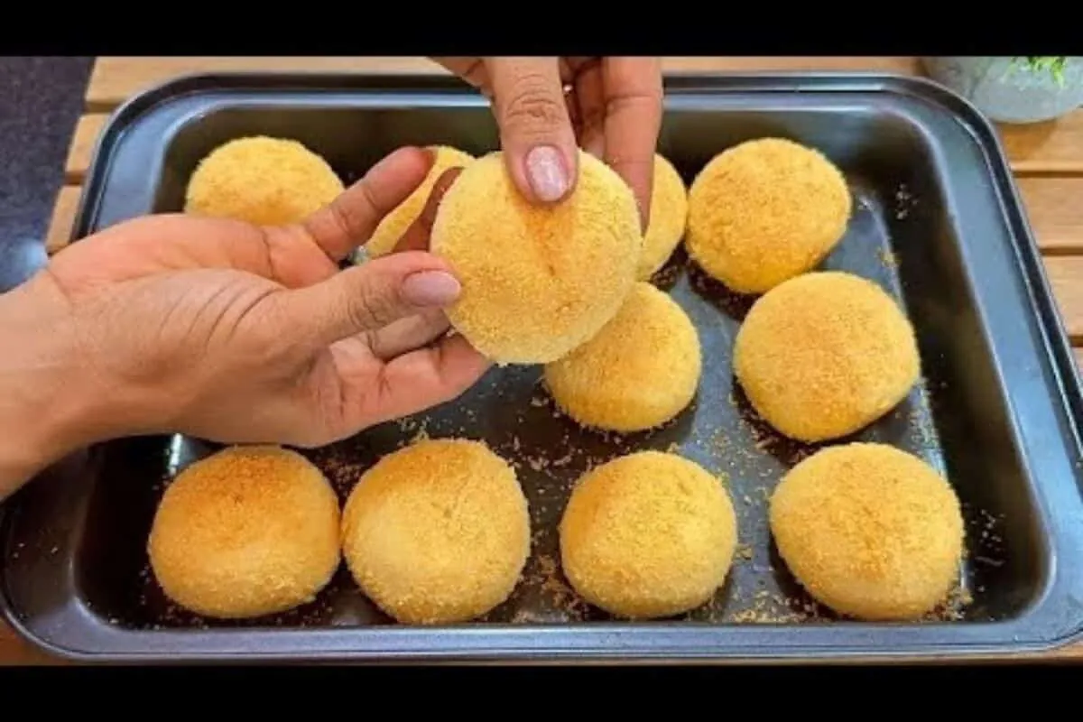 Pão de queijo com flocão de milho, que fica crocante por for