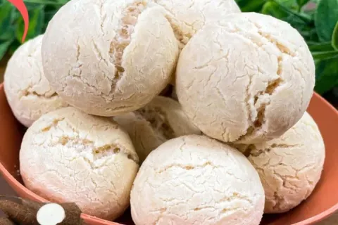 Pão de queijo com massa de mandioca feito sem leite, uma opç