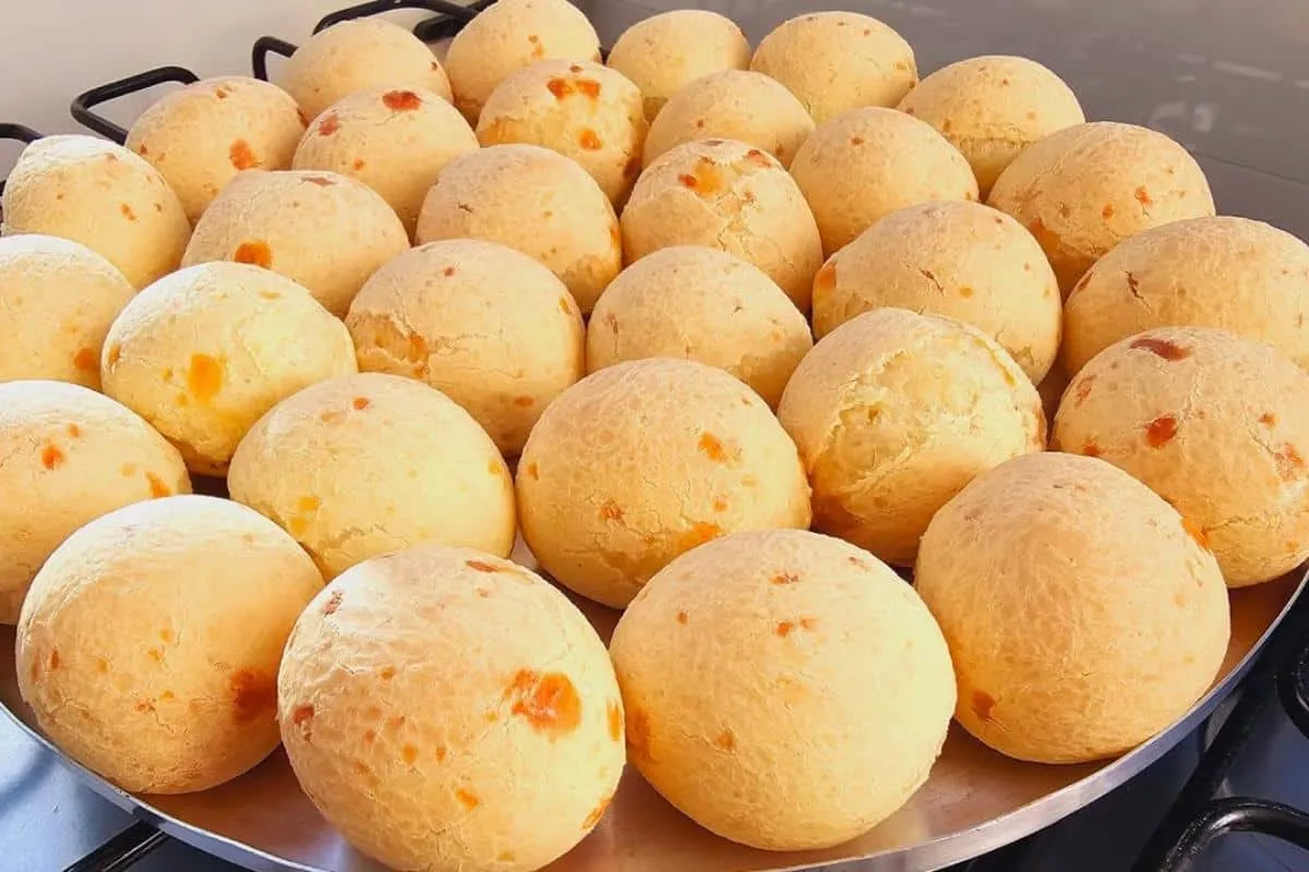 Pão de queijo com polvilho azedo: com casquinha crocante e n