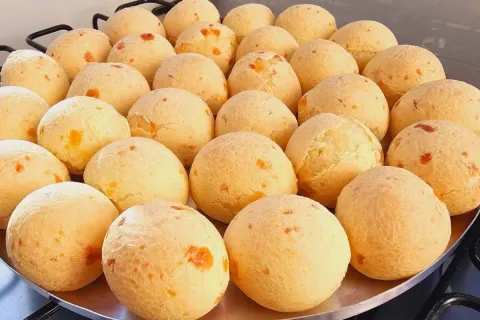 Pão de queijo com polvilho azedo: com casquinha crocante e n