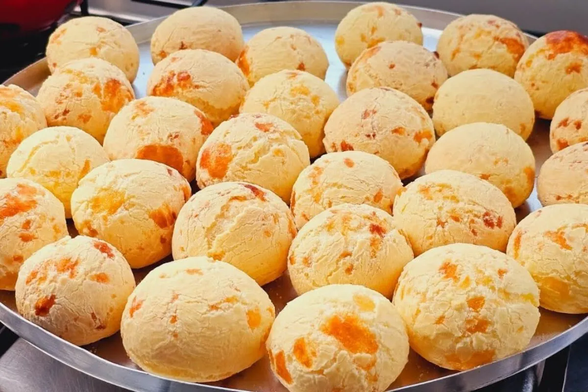 Pão de queijo com polvilho doce muito saboroso: fica uma del