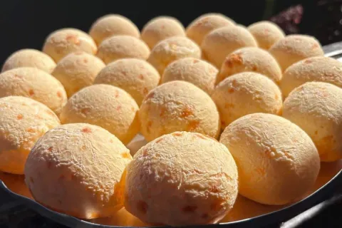 Pão de queijo com polvilho doce super fofinho, macio e gosto