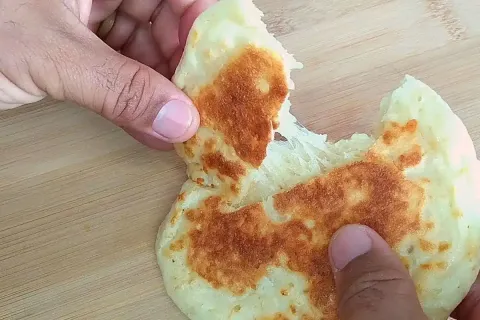 Pão de queijo de frigideira prático e rápido, com casquinha 