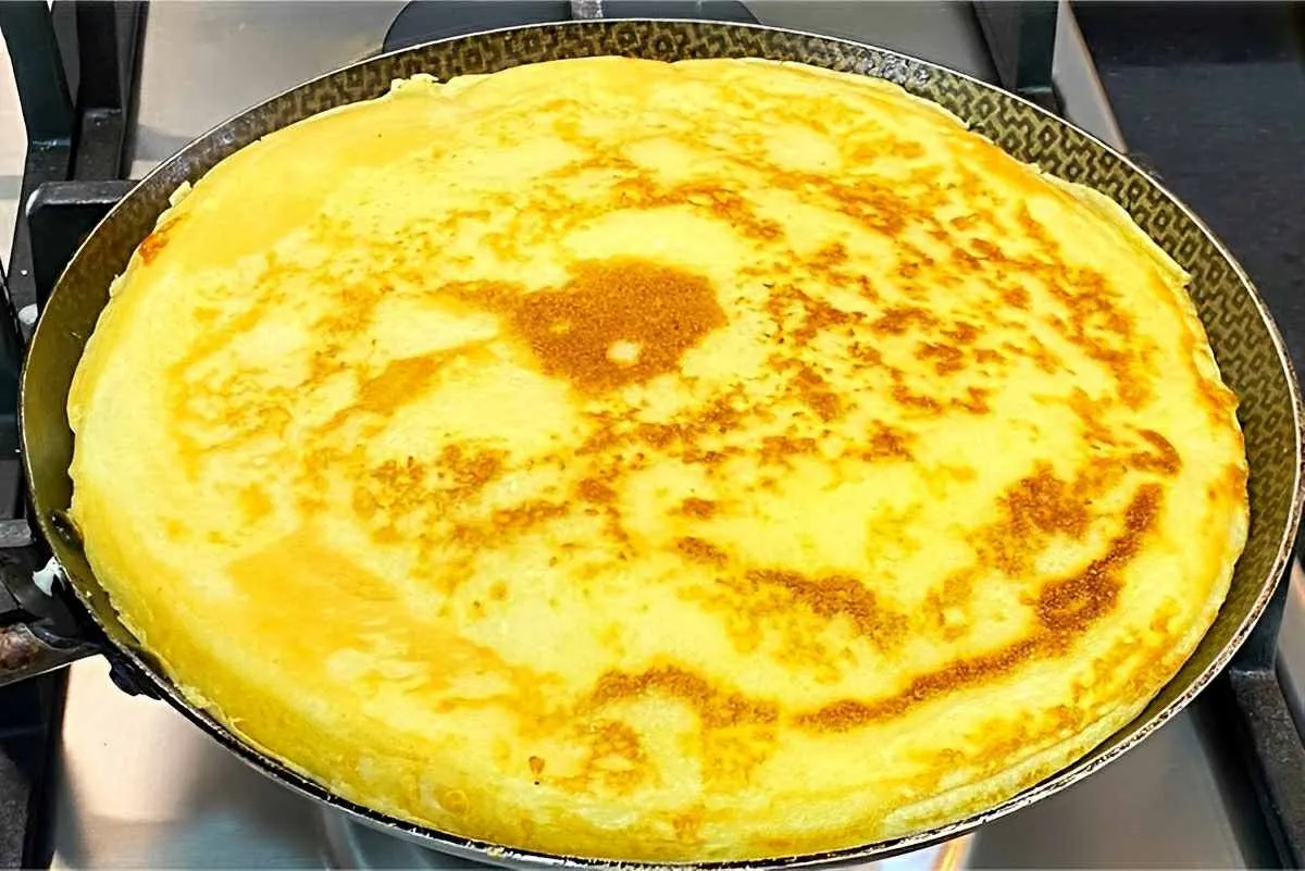 Pão de queijo de frigideira rápido e fácil para o seu café d