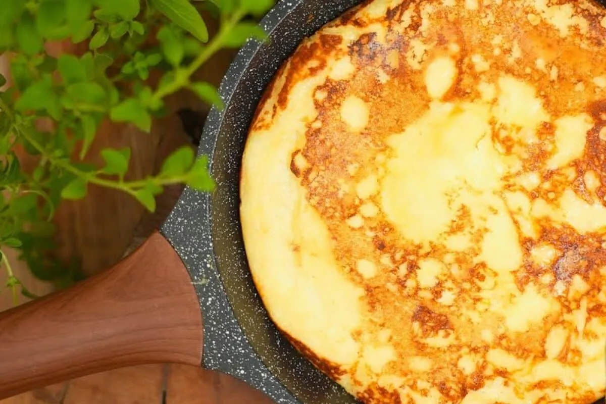 Pão de queijo de frigideira rápido e gostoso, ótimo para o c