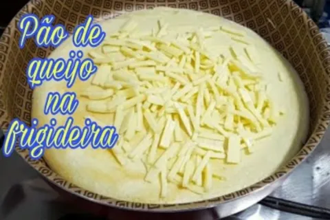 Pão de queijo de frigideira rápido, prático e sem mistério p