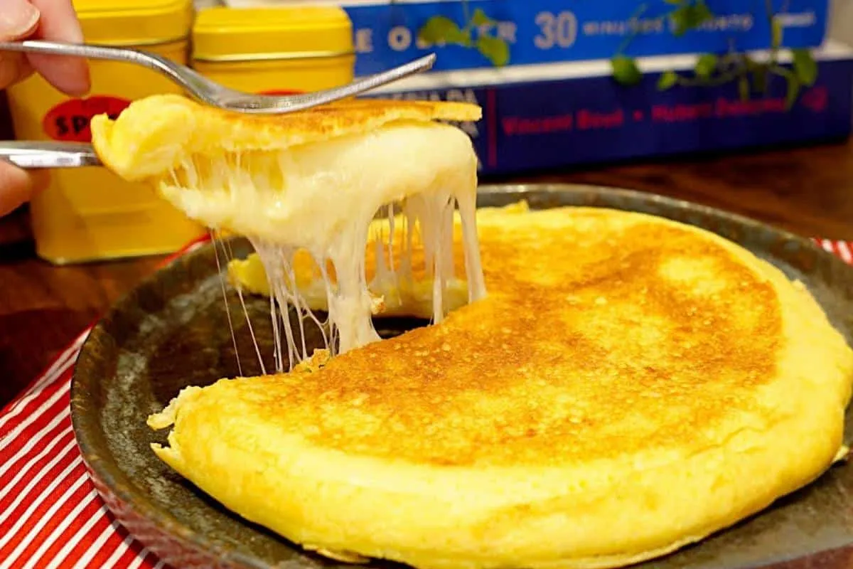 Pão de queijo de frigideira: super recheado e fácil de fazer