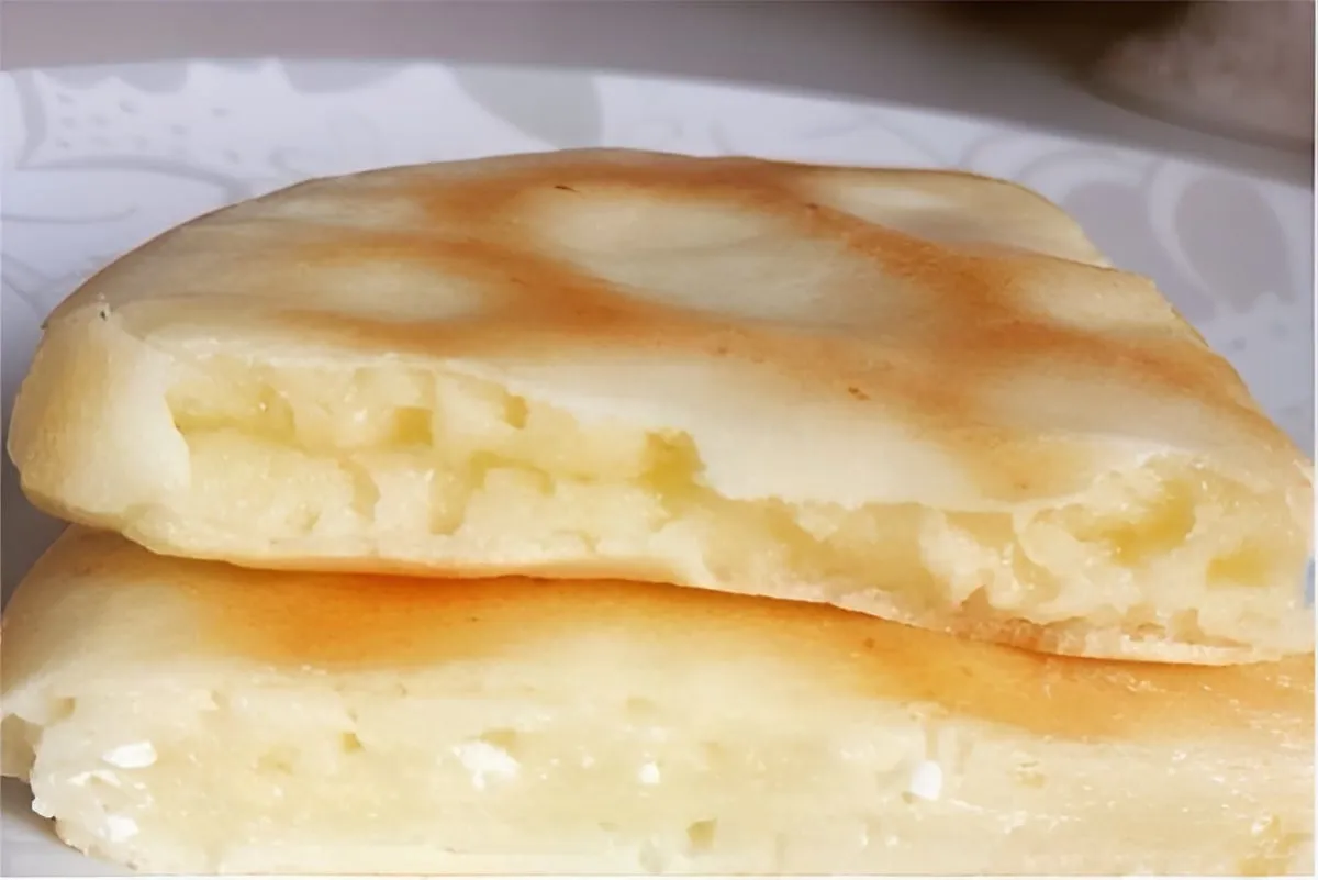 Pão de queijo de frigideira um lanche prático pronto em minu