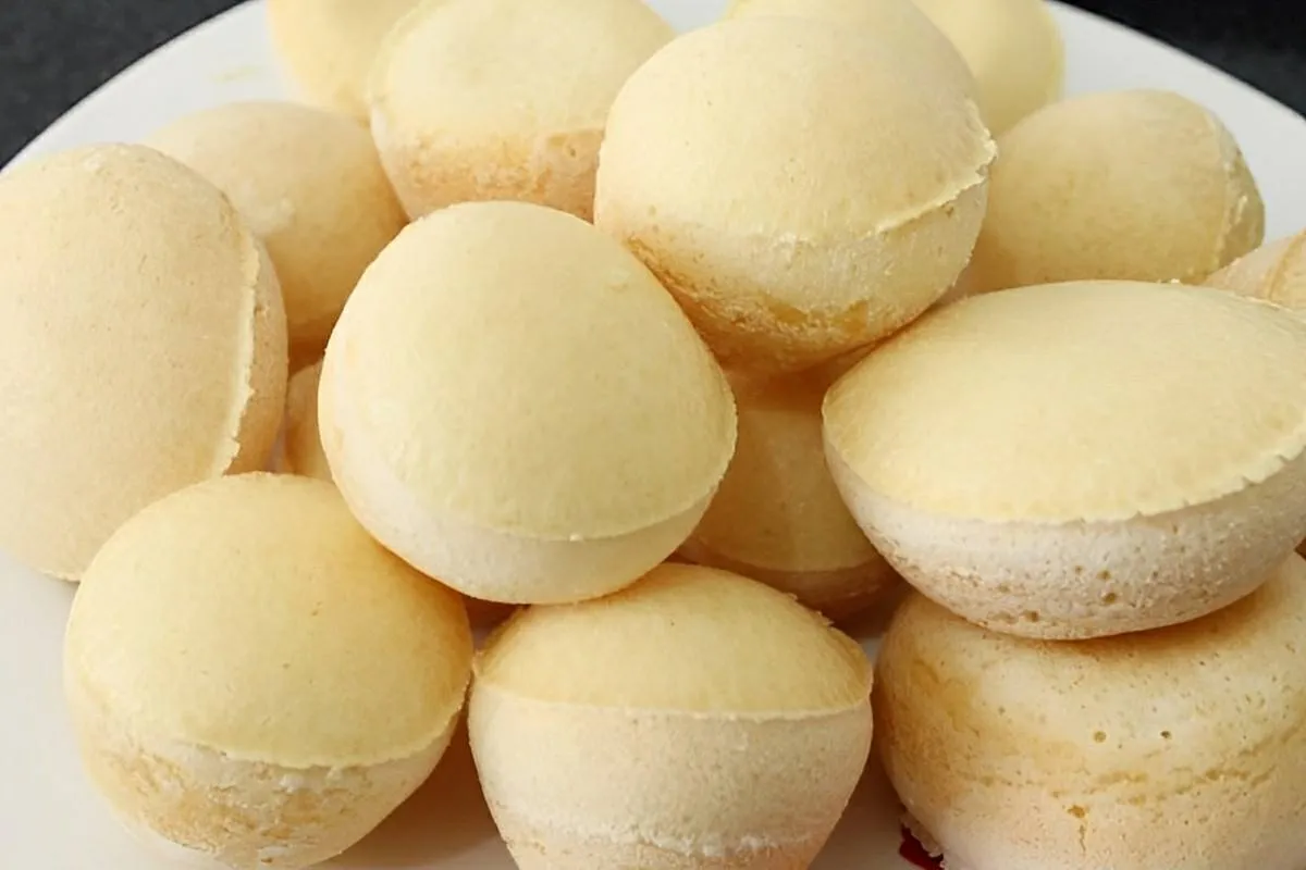 Pão de queijo de liquidificador é só bater os ingredientes c