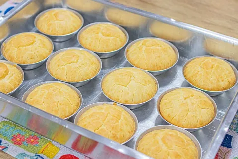 Pão de queijo de liquidificador prático e gostoso para um la