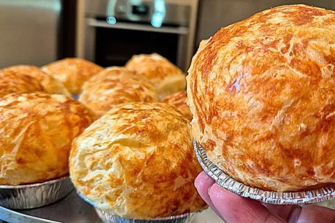 Pão de queijo de liquidificador que é só bater e levar para 