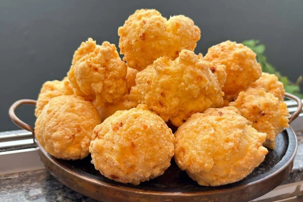 Pão de queijo frito que não estoura na panela e  fica bem cr