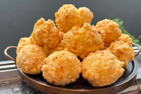 Pão de queijo frito que não estoura na panela e  fica bem cr