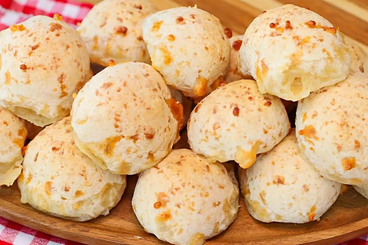 Pão de queijo mexido à mão: não precisa sovar e você coloca