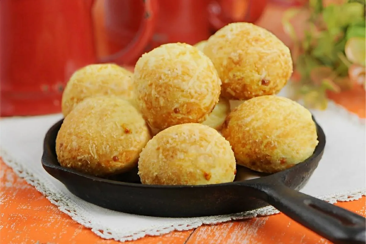 Pão de queijo mineiro com casquinha de parmesão você vai se