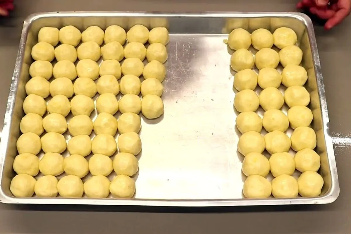 Pão de queijo mineiro com casquinha dourada e aquele miolo m