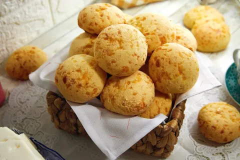 Pão de queijo mineiro legítimo, que fica com aquela casquinh
