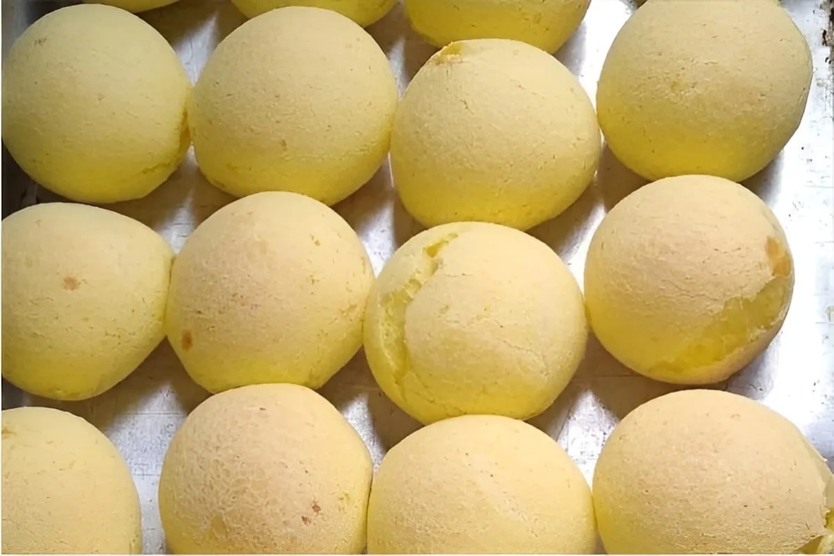 Pão de queijo mineiro tradicional para assar na hora e comer