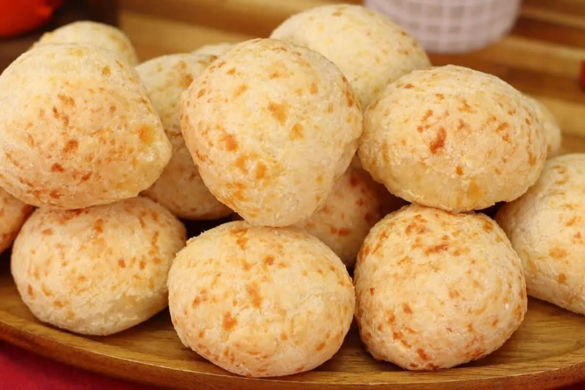 Pão de queijo mineiro verdadeiro com casquinha crocante e nã